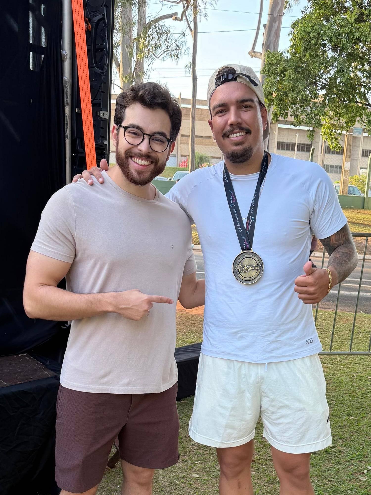 Barbosa e Felipe juntos depois de uma prova de corrida, Felipe com a medalha no peito