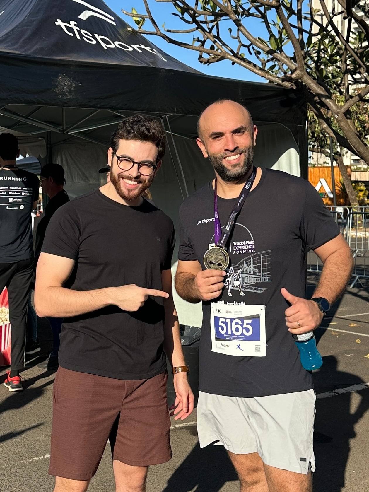 Barbosa e Pedro juntos depois de uma prova de corrida, Pedro com o número de peito