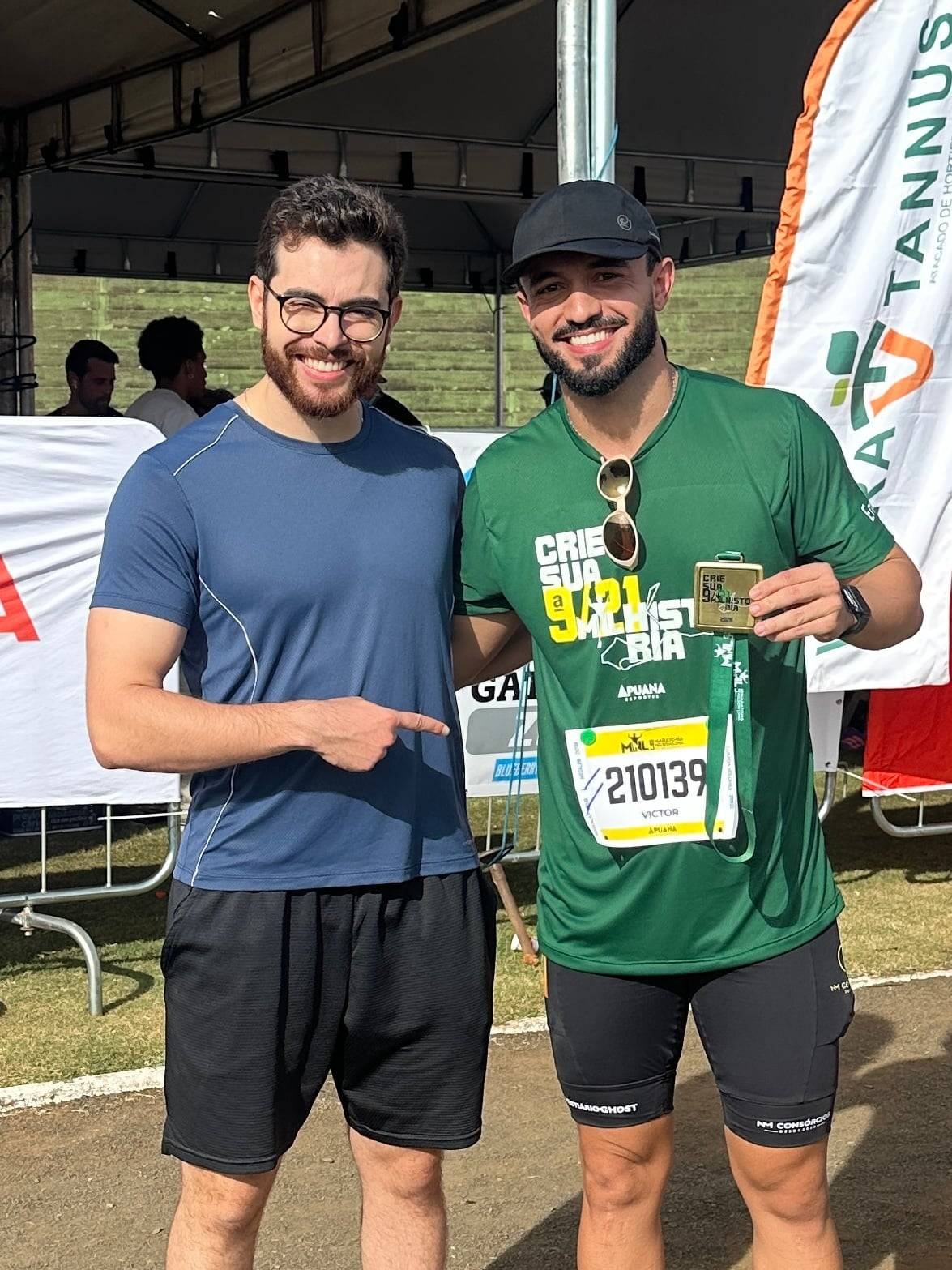 Barbosa e Victor juntos na chegada de uma prova de corrida